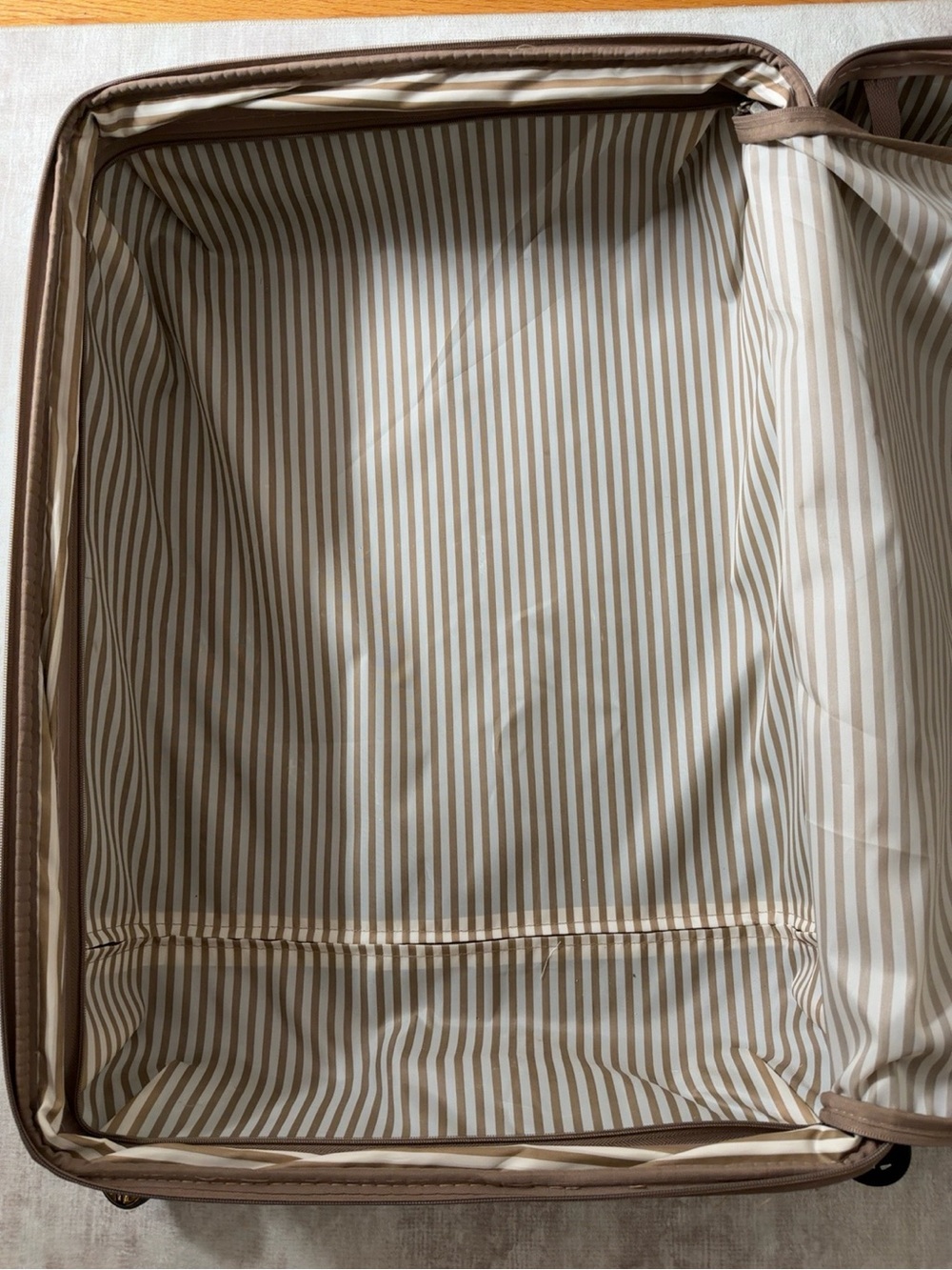 London Fog Metallic Bronze Carry-On Spinner Luggage - Picture 3 of 5